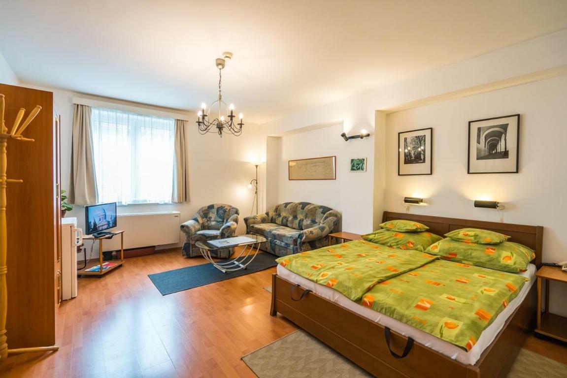 Szent Kristof Panzio Hotel เอสแตร์กอม ภายนอก รูปภาพ