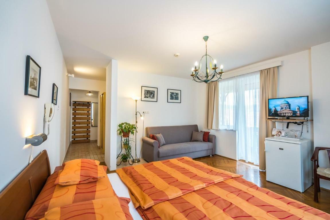 Szent Kristof Panzio Hotel เอสแตร์กอม ภายนอก รูปภาพ